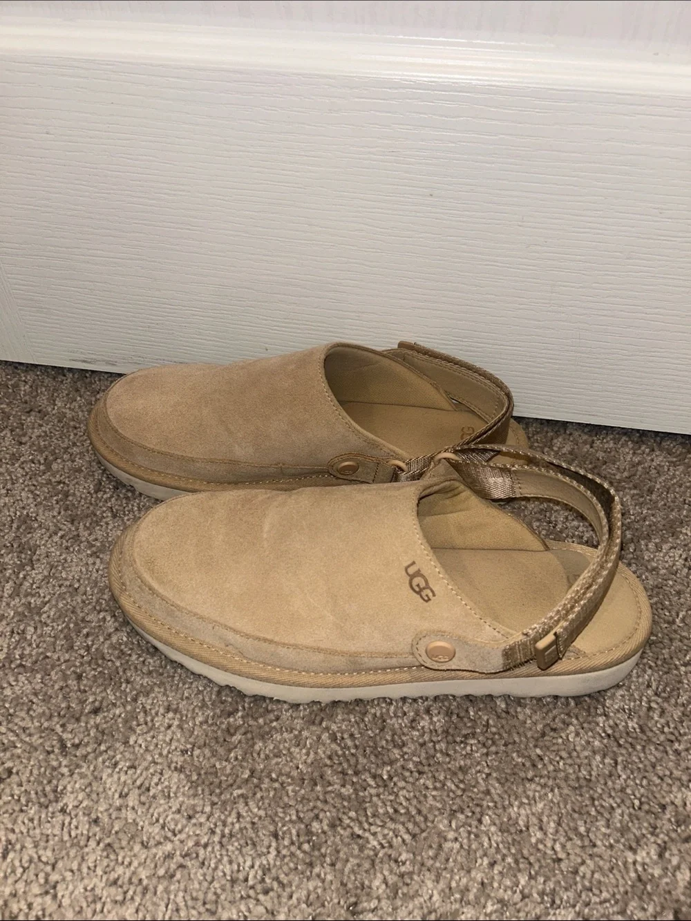UGG® Goldenstar Clog - Big Kid Size 6, (women’s size 8)